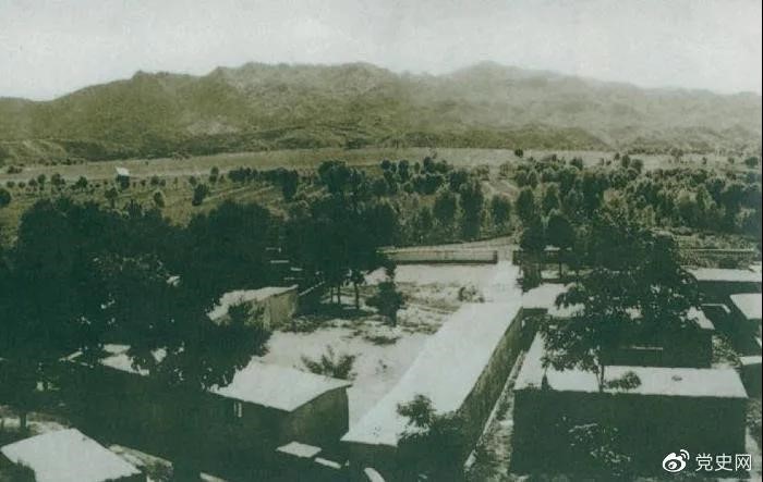 1948年5月，，，，，，中共中央和人民解放军总部由陕北迁到河北平山县西柏坡。。。。图为中央向导人办公地方俯瞰。。。。