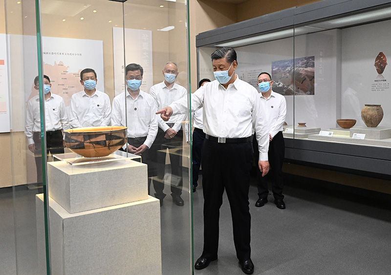 5月16日下昼，，，，，，中共中央总书记、国家主席、中央军委主席习近平在前往陕西西安主持中国－中亚峰会途中，，，，，，在山西运城博物馆考察。。