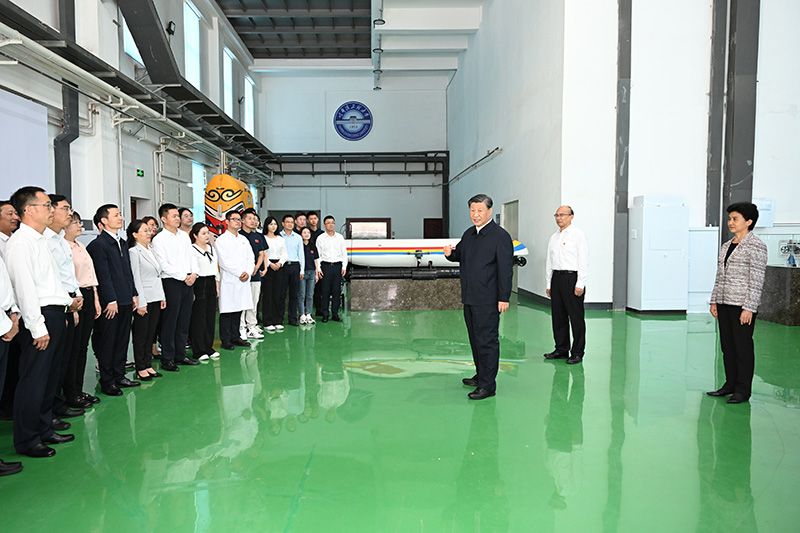 9月6日至8日，，，，，中共中央总书记、国家主席、中央军委主席习近平在黑龙江考察。。。。。这是7日上午，，，，，习近平在哈尔滨工程大学考察时，，，，，同师生代表亲热交流。。。。。