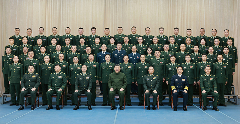 11月29日，，，，，，中共中央总书记、国家主席、中央军委主席习近平到武警海警总队东海海区指挥部视察。。这是习近平亲热接见东海海区指挥部有关同志，，，，，，同各人合影留念。。